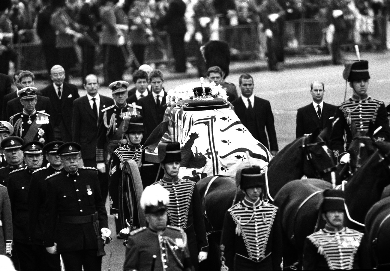 Елизавета II нарушила традицию из-за принца Гарри ради похорон Филиппа