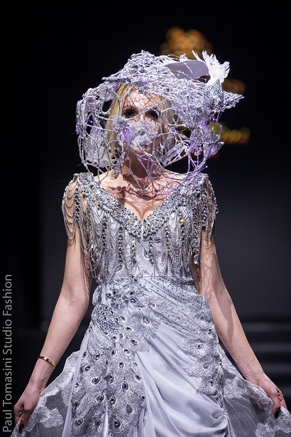 Українка Анна Гомонова блищала на показах моди від кутюр в Луврі (фото)