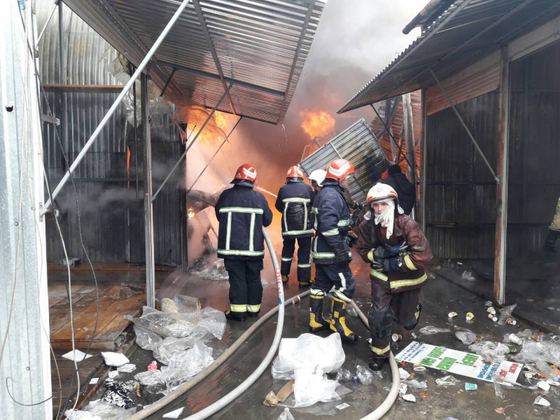 Пожар на рынке в Черновцах локализовали, - ГСЧС