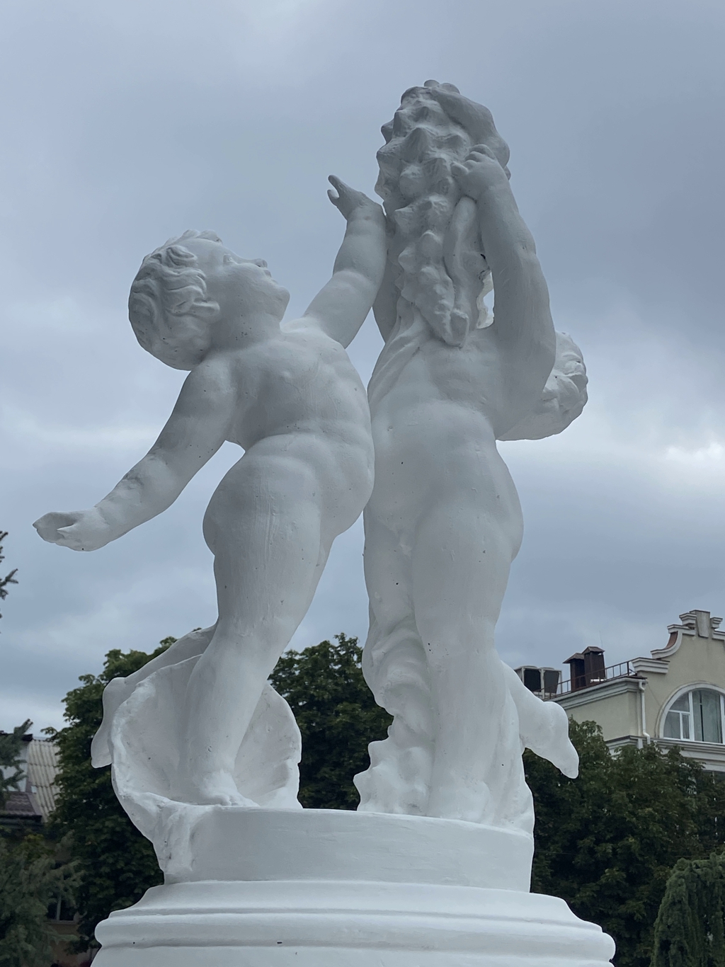 Чиновники "украсили" Херсон фонтаном в стиле "колхозное рококо": на него нельзя смотреть без слез