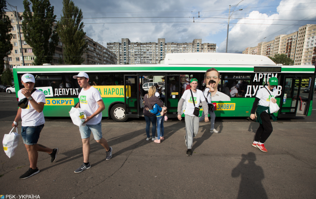 Видовища замість хліба: як на концертах в Києві агітували напередодні виборів у Раду