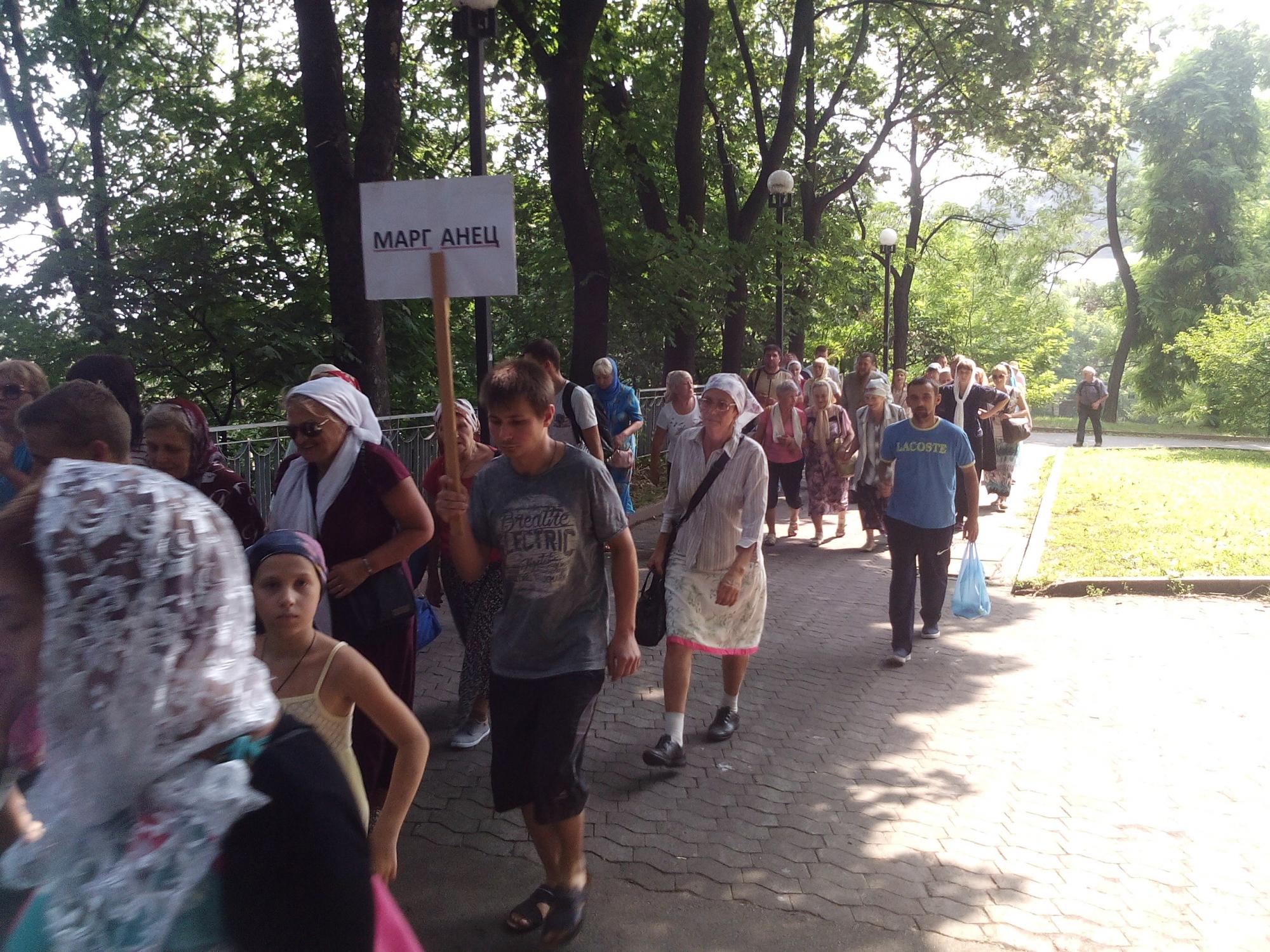 Фото: верующие продолжают прибывать в центр столицы верующие продолжают прибывать в центр столицы