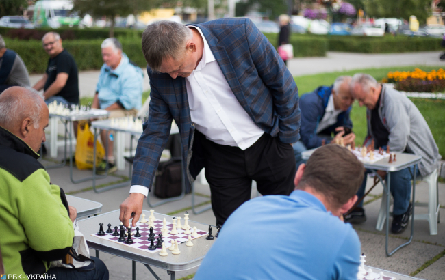 Видовища замість хліба: як на концертах в Києві агітували напередодні виборів у Раду