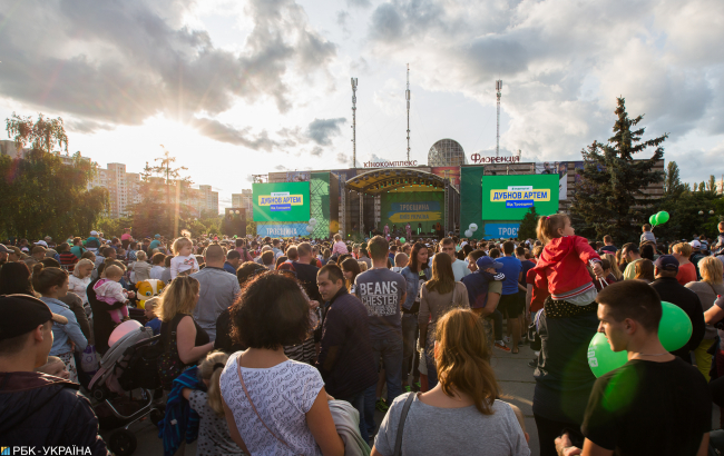 Видовища замість хліба: як на концертах в Києві агітували напередодні виборів у Раду