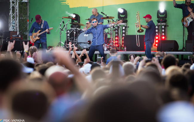 Видовища замість хліба: як на концертах в Києві агітували напередодні виборів у Раду