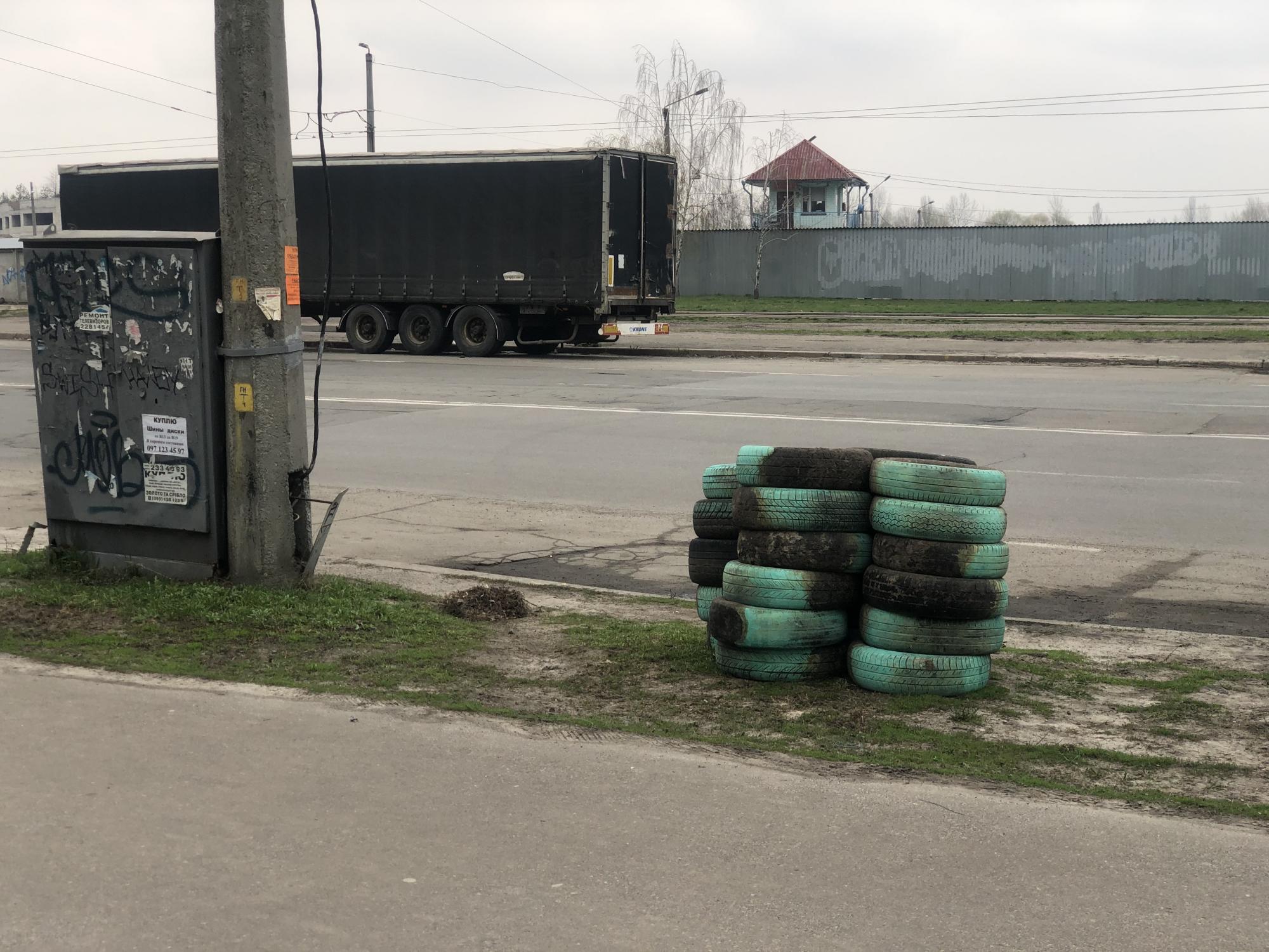 Выбрасывают на свалки и сжигают возле домов: в Киеве провели псевдоутилизацию покрышек