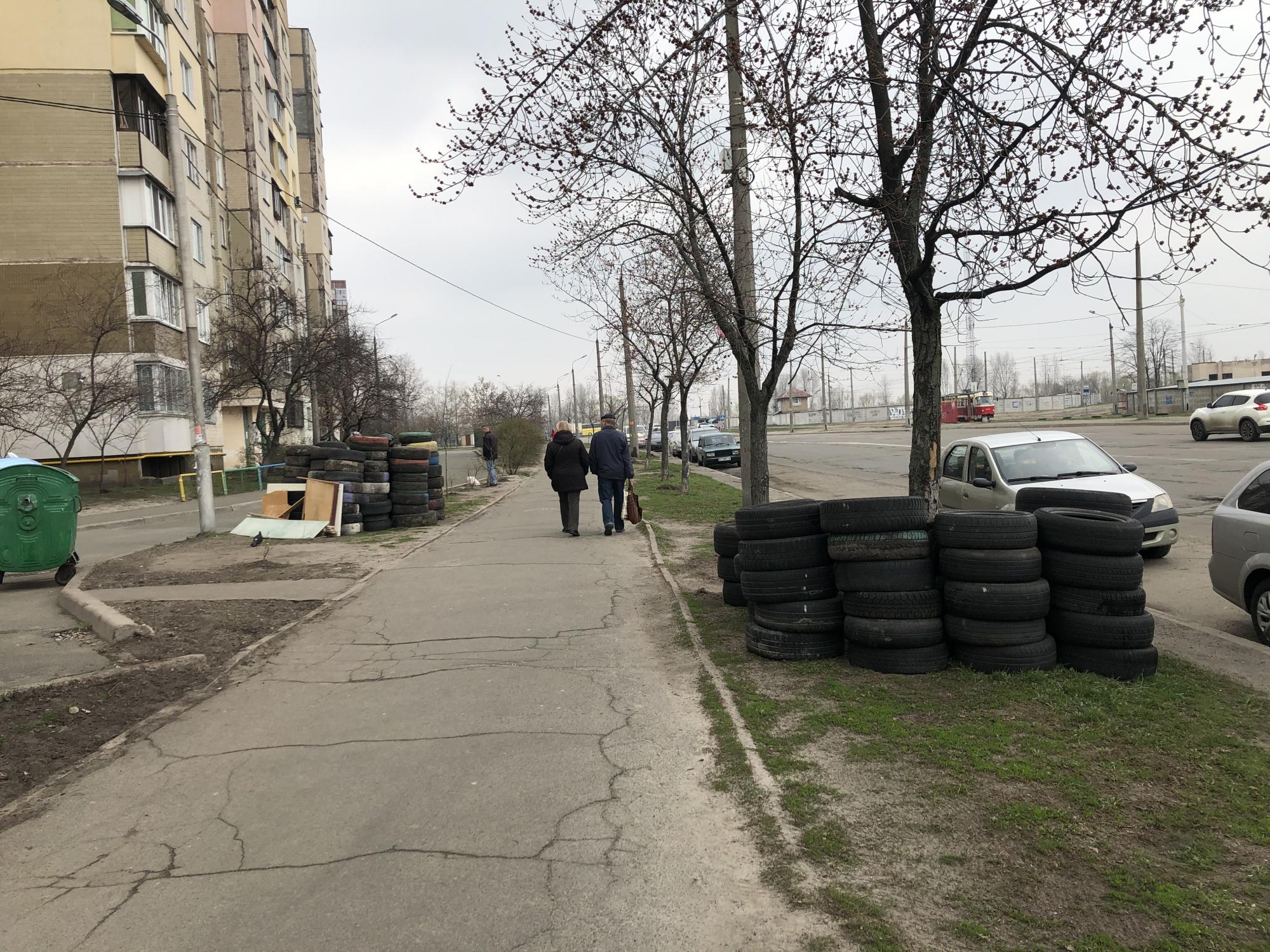 Выбрасывают на свалки и сжигают возле домов: в Киеве провели псевдоутилизацию покрышек