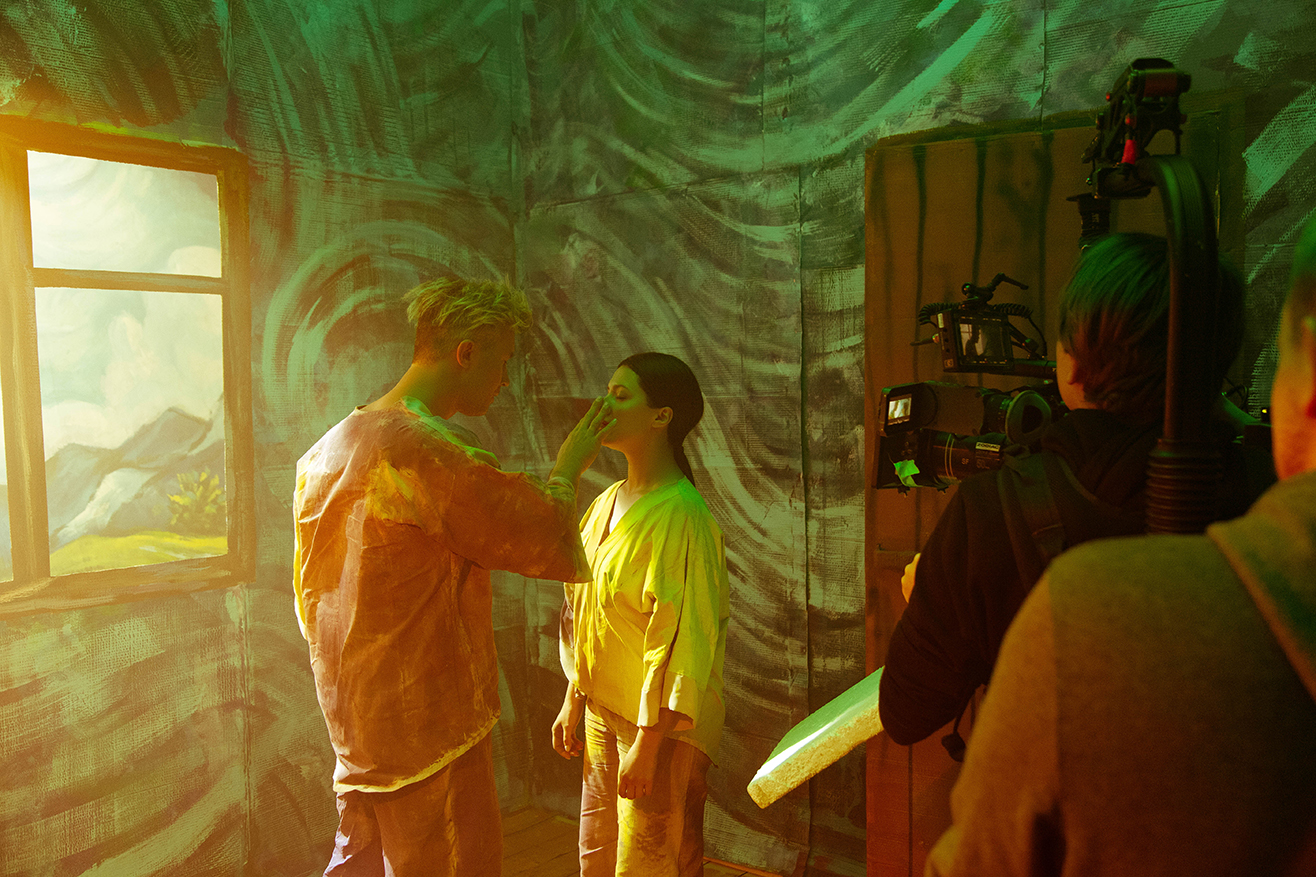 "Як оживає мистецтво": Сергій Бабкін з дружиною стали персонажами картин у новому кліпі "Єви і Адами"