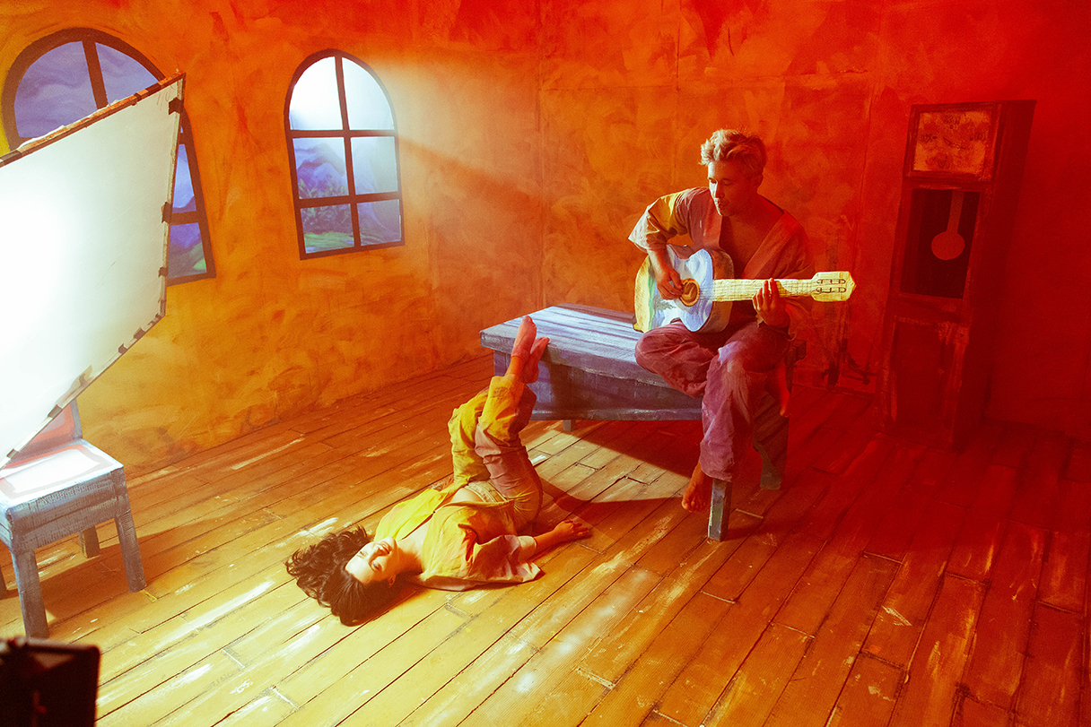 "Як оживає мистецтво": Сергій Бабкін з дружиною стали персонажами картин у новому кліпі "Єви і Адами"