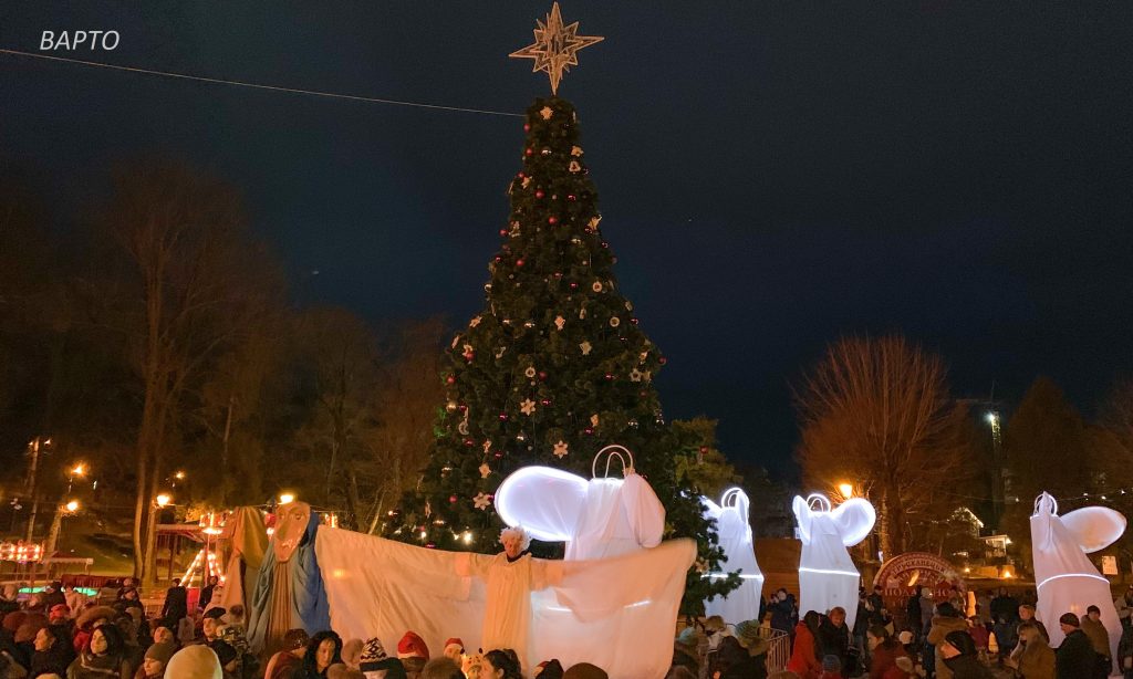 Не на жарт налякалися: на святі у курортному місті з ялинки почав валити густий дим