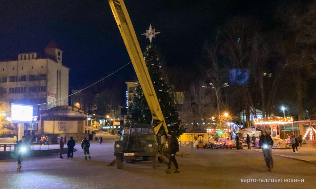 Не на жарт налякалися: на святі у курортному місті з ялинки почав валити густий дим