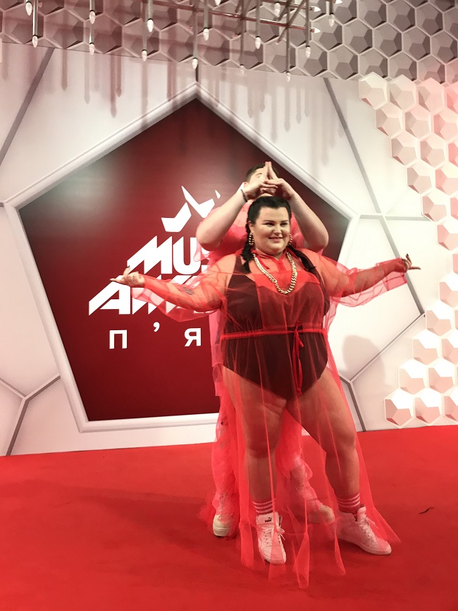 З таємничим незнайомцем: alyona alyona епатувала прозорим нарядом на M1 Music Awards