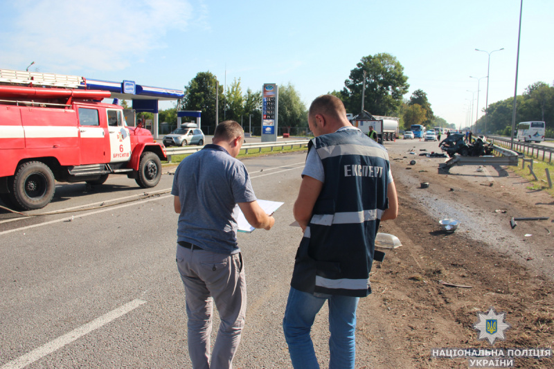 Поліція розшукує водія вантажівки, який спричинив аварію з двома загиблими