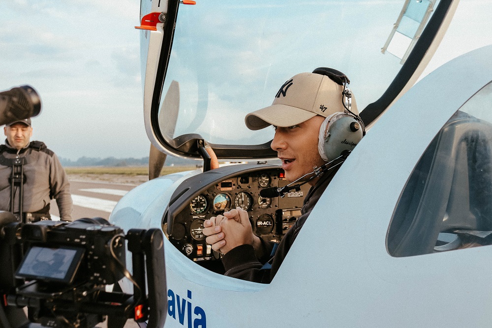 Без кепки і за штурвалом літака: Ivan NAVI представив романтичний кліп