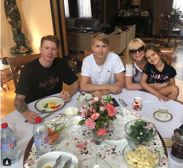 "А где же она будет петь?": близкие Орбакайте прокомментировали ее отъезд в Америку