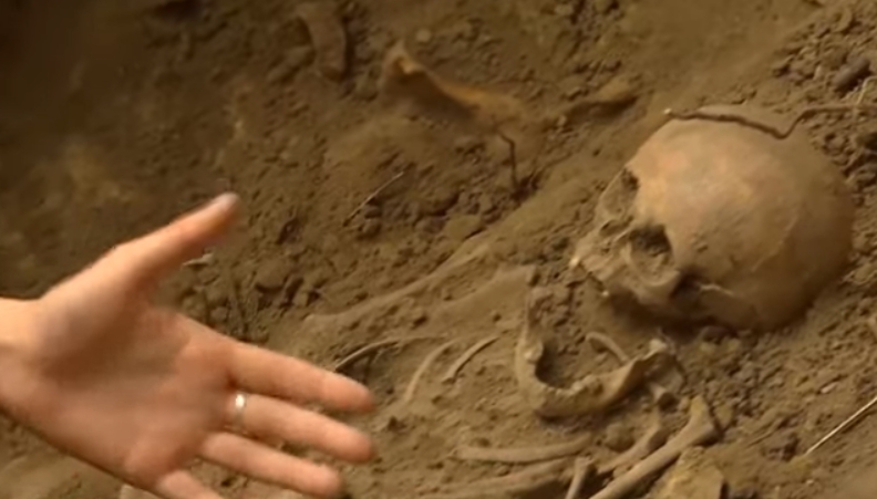 Скелети дорослих і дітей: на Прикарпатті знайшли моторошні поховання сталінських репресій