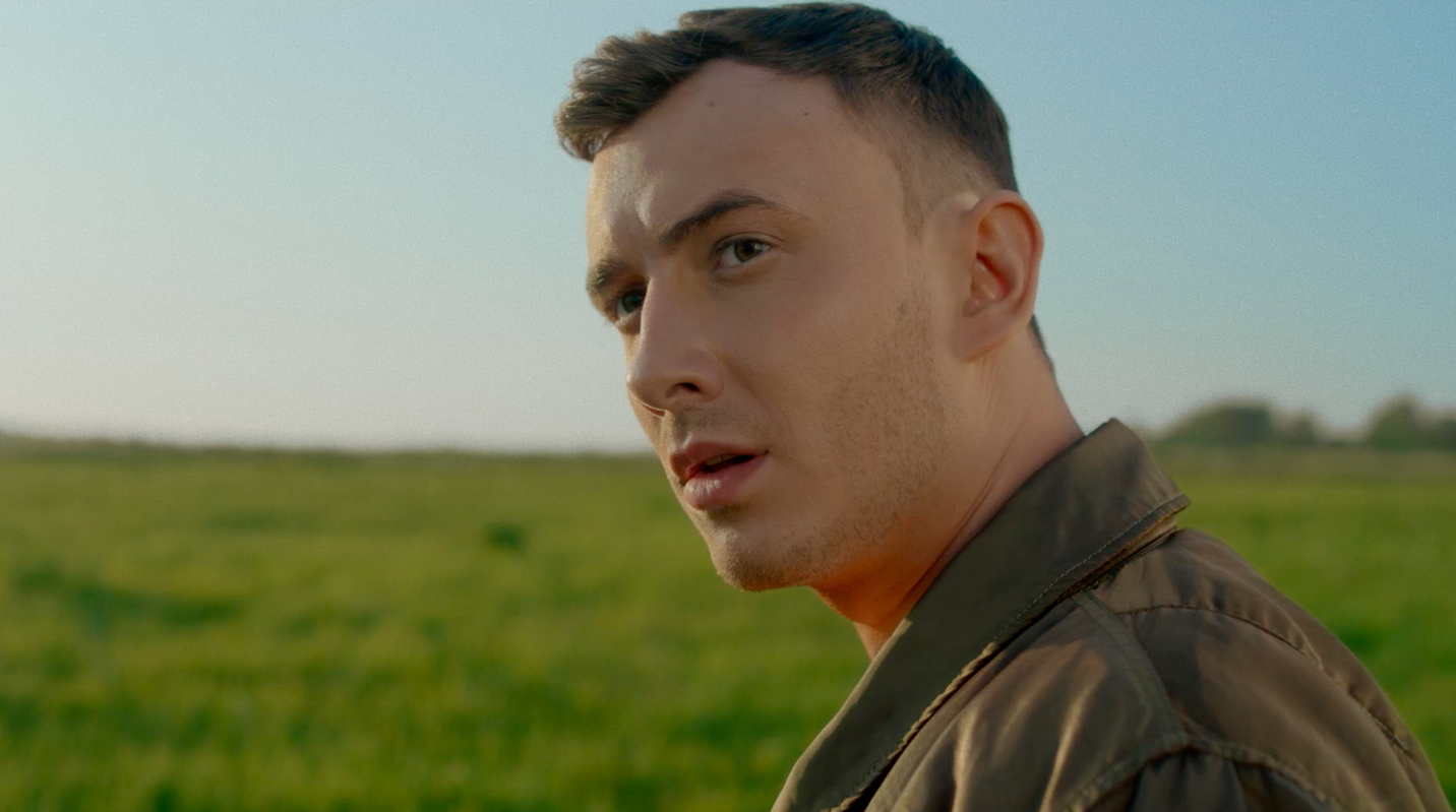 Без кепки і за штурвалом літака: Ivan NAVI представив романтичний кліп