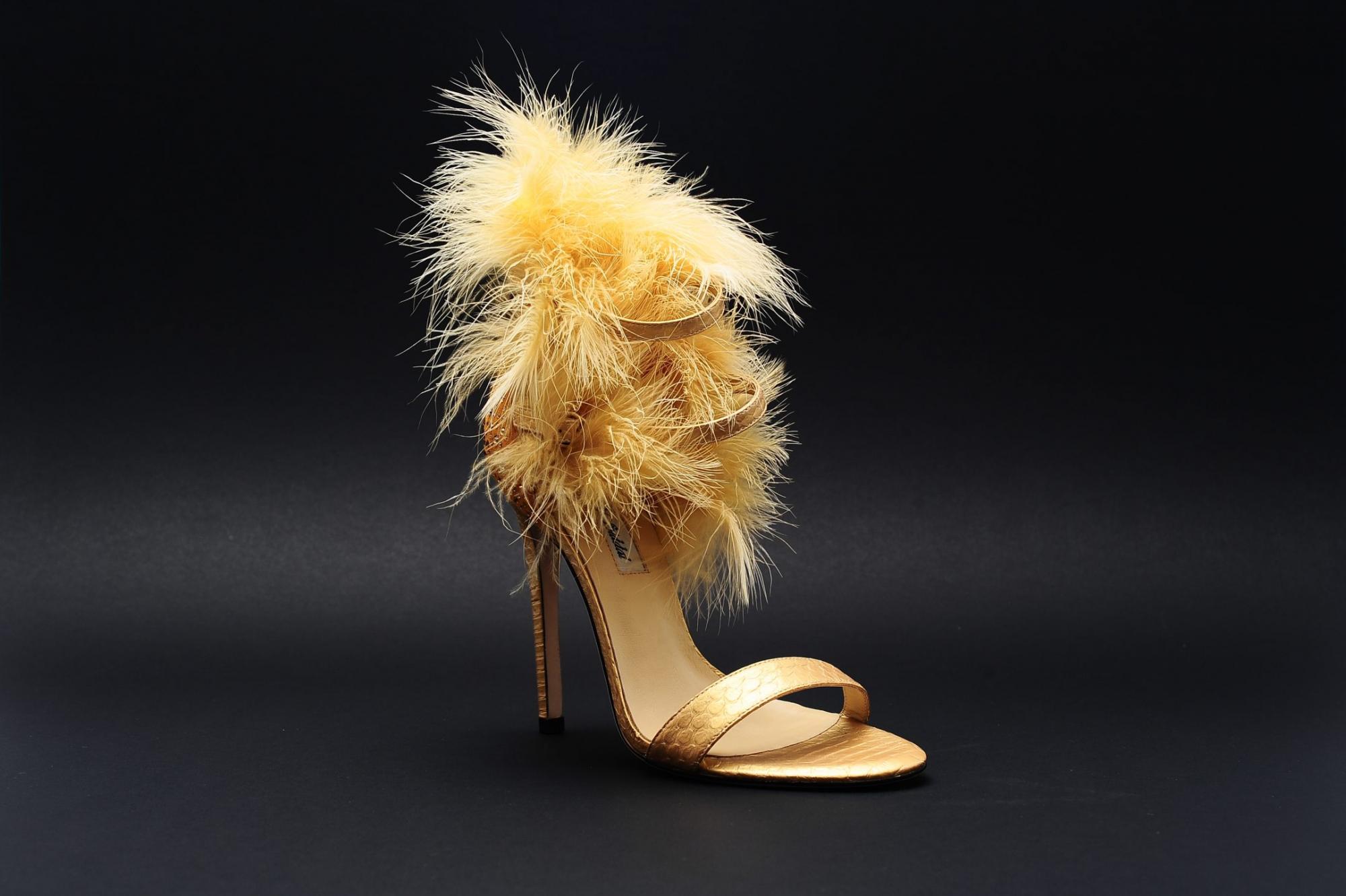 Босоніжки з пір'ям марабу: як і з чим носити головний взуттєвої тренд літа