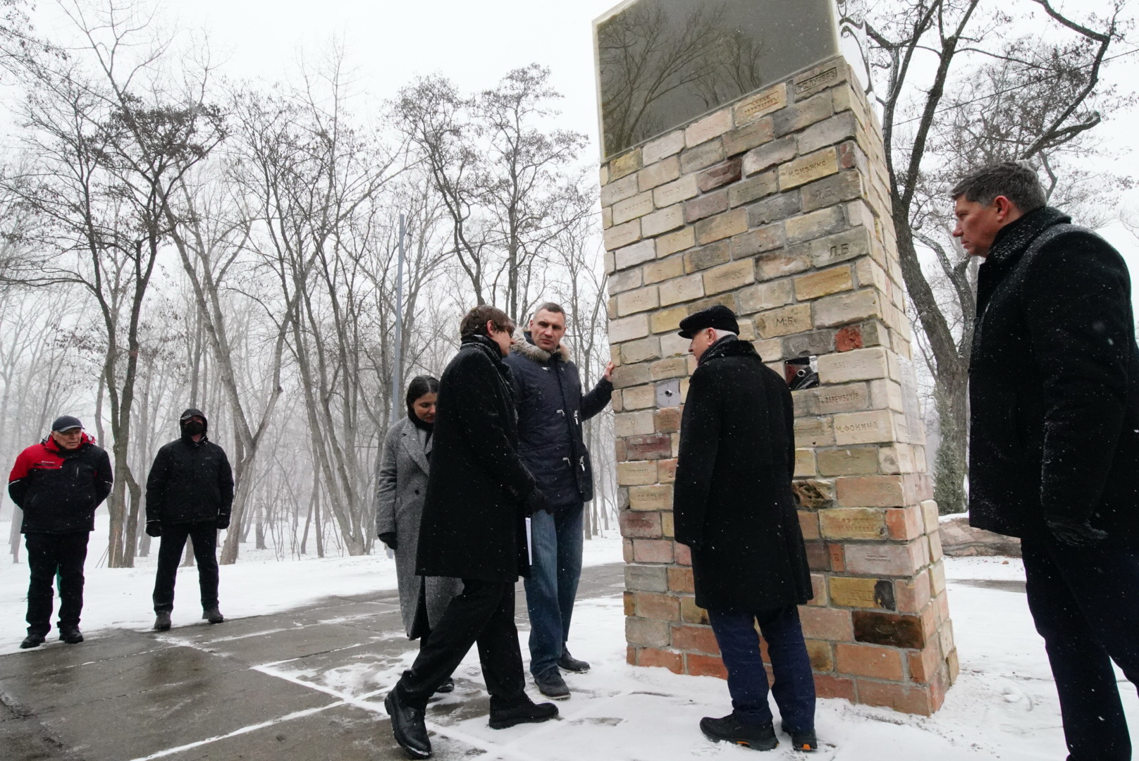 Кличко вместе с мемориалом Холокоста 