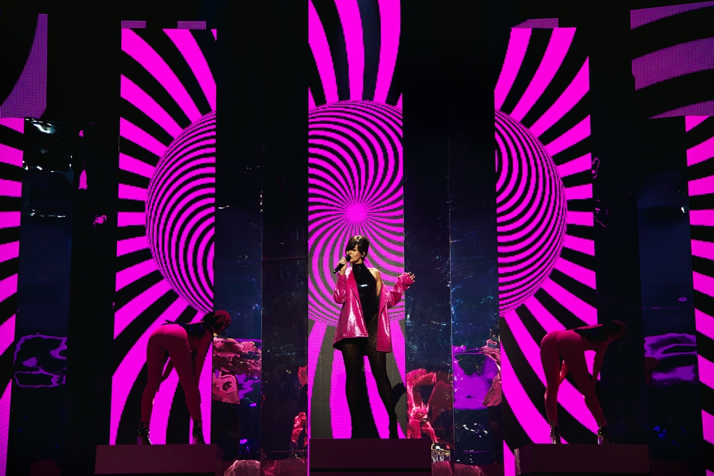 В латексному боді і з мамою: Настя Каменських справила фурор на "Вечорі прем'єр"