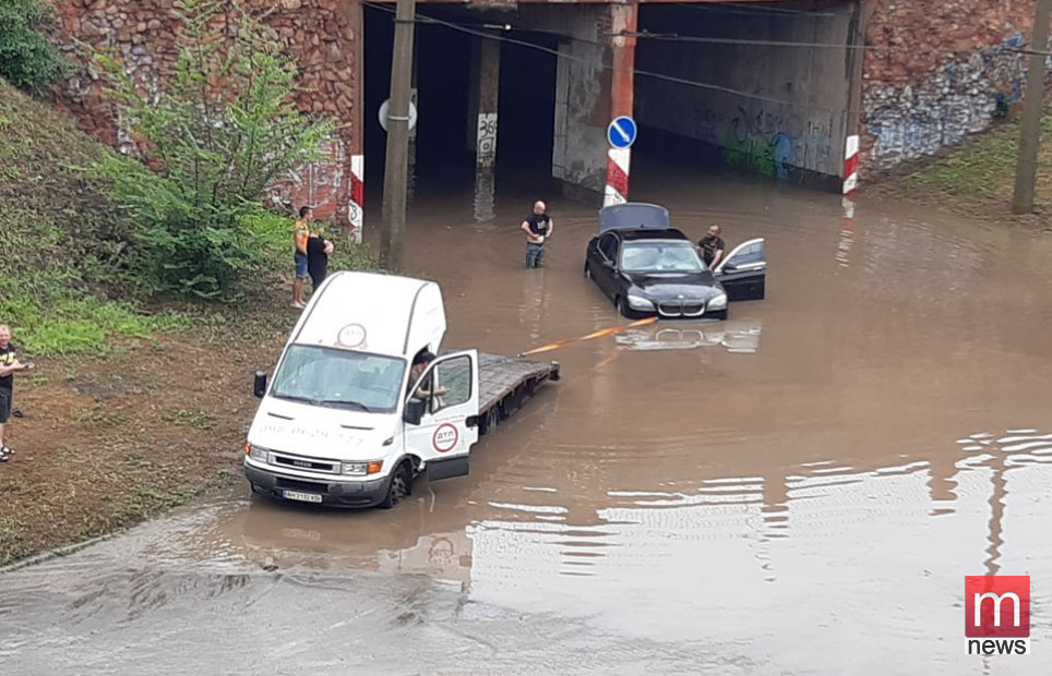 Мариуполь ушел под воду после сильного ливня: фото и видео стихии