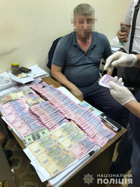 В Одесі затримали чиновників за організацію системи "відкатів"