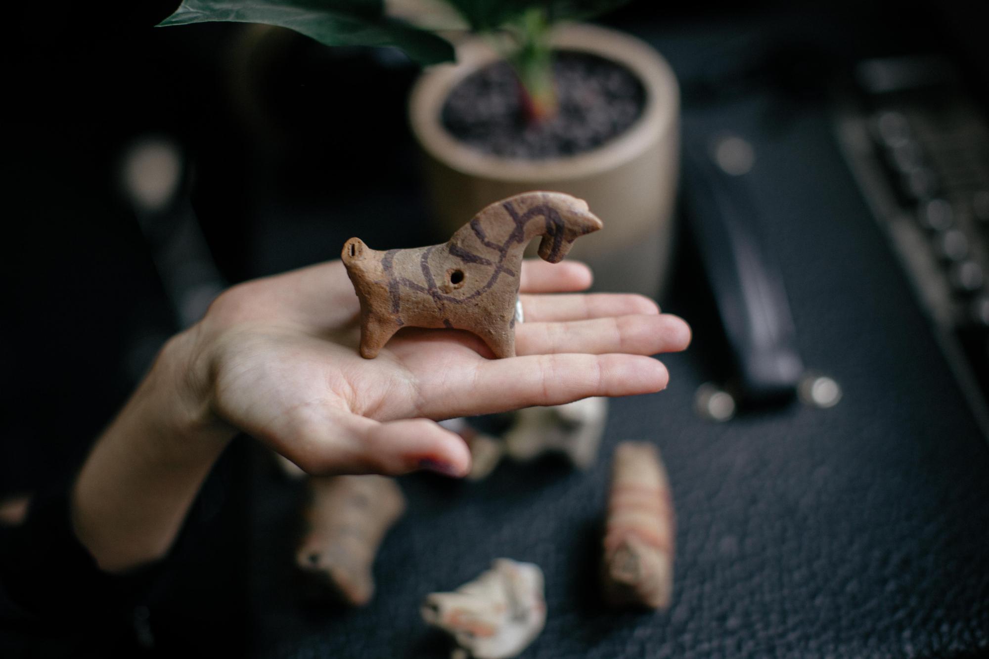 Традиційні гаджети: ONUKA зіграла на стародавніх свищиках для Музею історії Києва