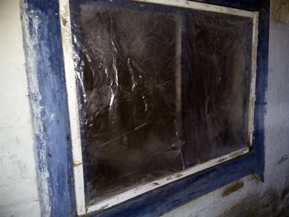 Полиция показала последствия ночного артобстрела прифронтового Торецка