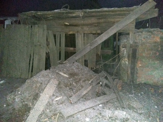 Полиция показала последствия ночного артобстрела прифронтового Торецка
