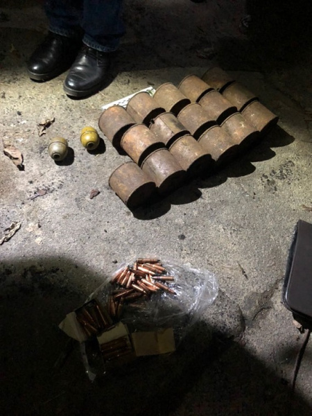 У Дніпропетровській області знайшли дві схованки зі зброєю та наркотиками