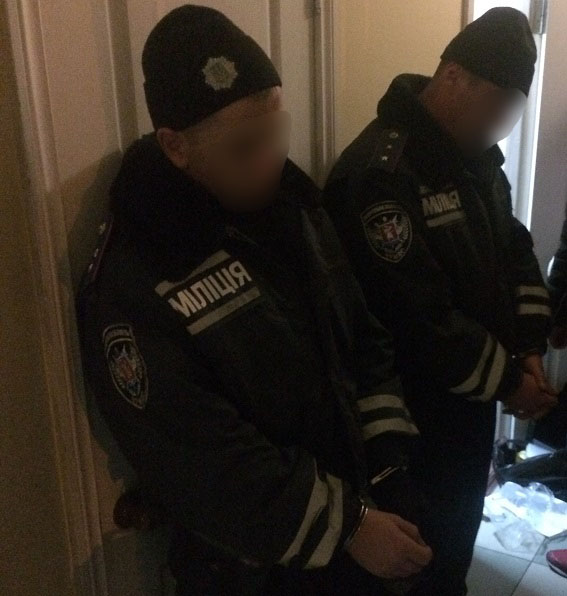 в Запорожье задержали полицейских-грабителей