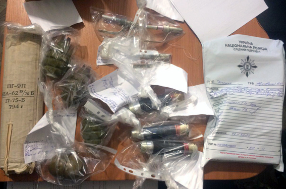 У Донецькій області у місцевої жительки вилучили арсенал боєприпасів