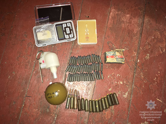 У Кам'янському у місцевого жителя вилучили зброю та наркотики