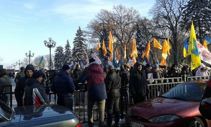 на митинге под Радой в Киеве присутствуют около 1 тысячи человек