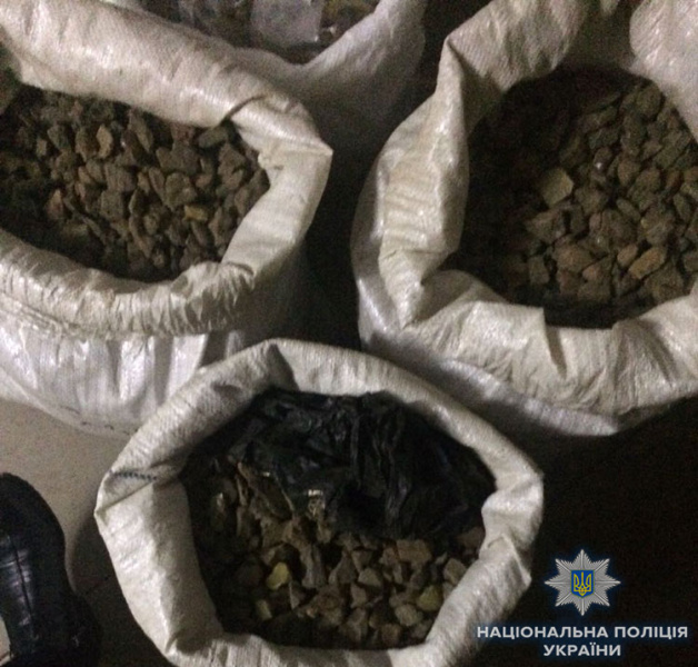 У Рівному поліція вилучила майже 140 кг бурштину