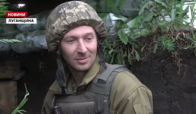 Никто не стрелял: оккупанты подняли над своими позициями украинский флаг (видео)