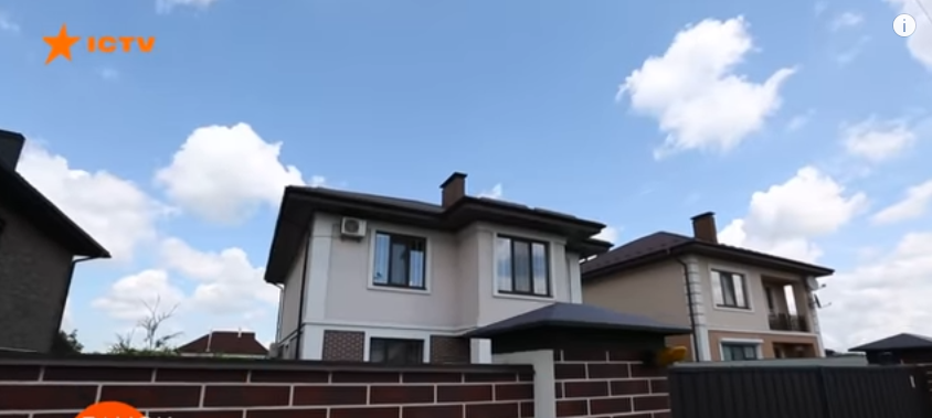 Анастасия Приходько показала свой роскошный особняк с люстрой за 30 тысяч и "коконами"