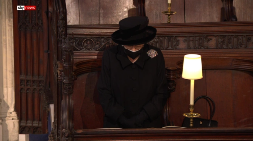 Елизавета II в трауре, Гарри с Уильямом порознь: как королевская семья прощается с Филиппом (фото)