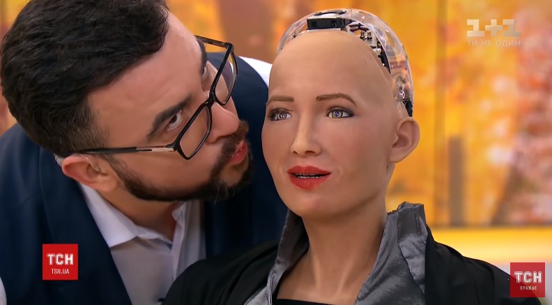 "Вона тепла": відомий український ведучий поцілувався з роботом Софією (відео)