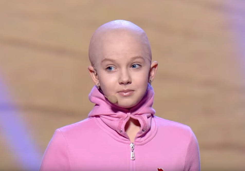 "Лысая" дочь Кошевого довела своего отца до слез (видео)