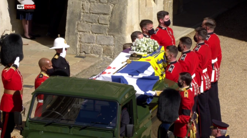 Елизавета II в трауре, Гарри с Уильямом порознь: как королевская семья прощается с Филиппом (фото)