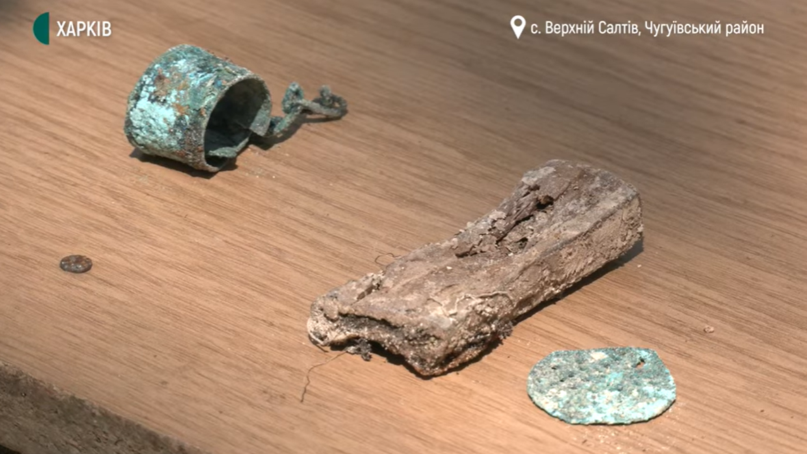 Под Харьковом в усыпальнице IX века нашли изделия из золота и древние ушные палочки (видео)