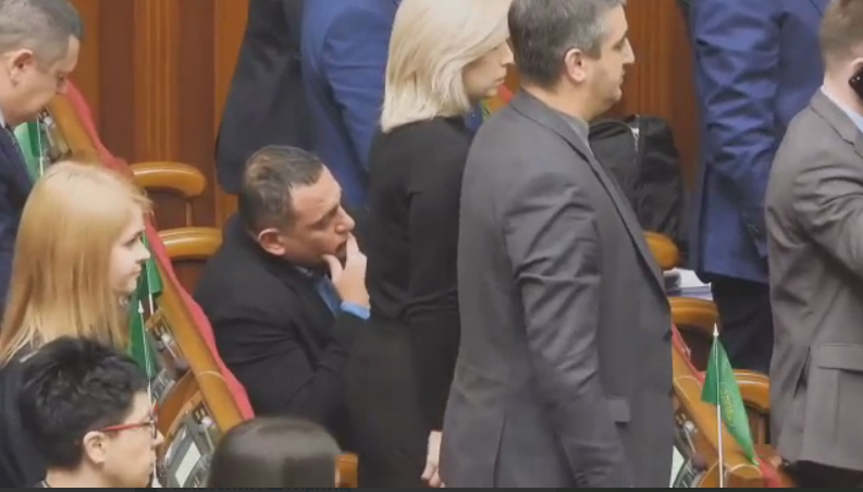 Не почтил стоя память погибших на Майдане: нардеп объяснил скандальное видео