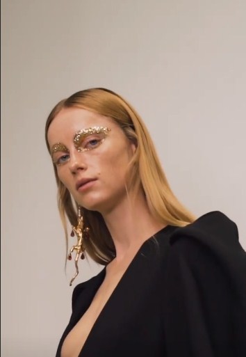 Розсипи золота, елементи пірсингу і накладні вилиці: найбільш незвичайні мейк-ап тренди Тижня моди в Парижі