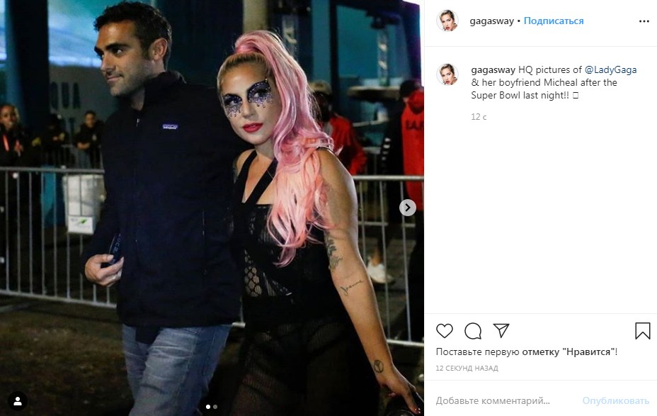 Леди Гага в полуголом наряде и на коленях у любимого оригинально подтвердила новый роман