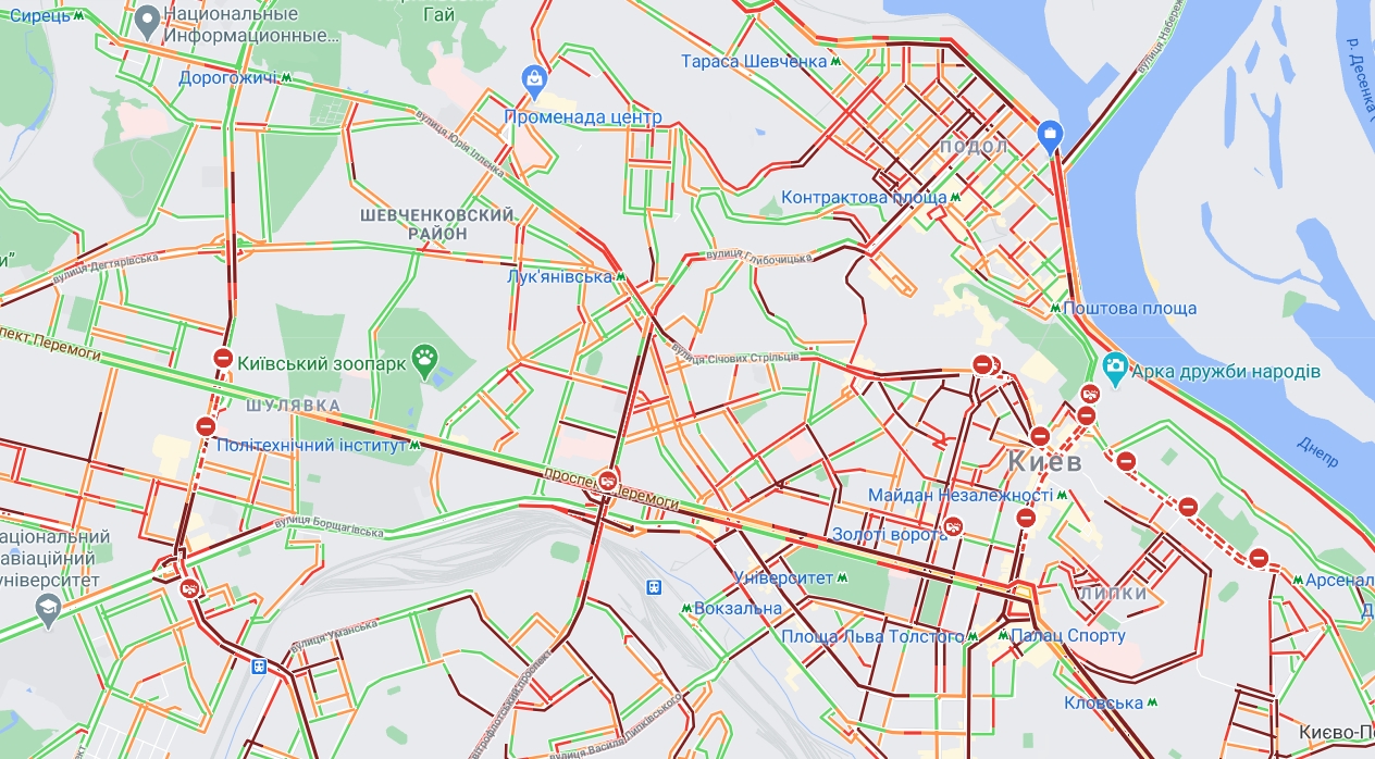 Падіння стовпів на Шулявці створило транспортний колапс: яка ситуація в Києві