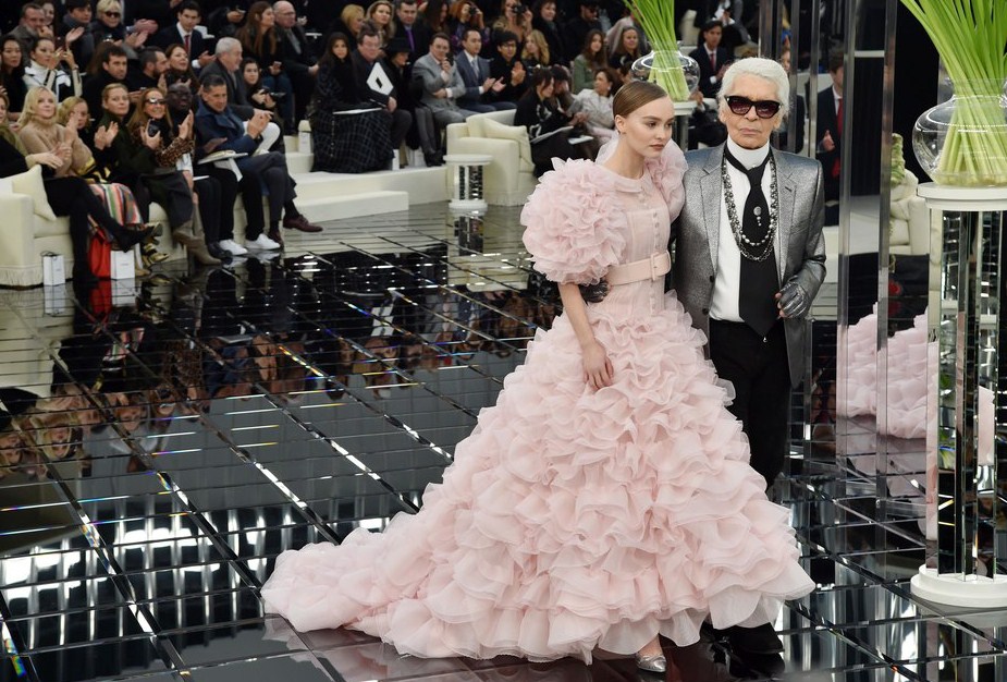 Зоряний кутюр'є: знаменитості в культових нарядах від Карла Лагерфельда