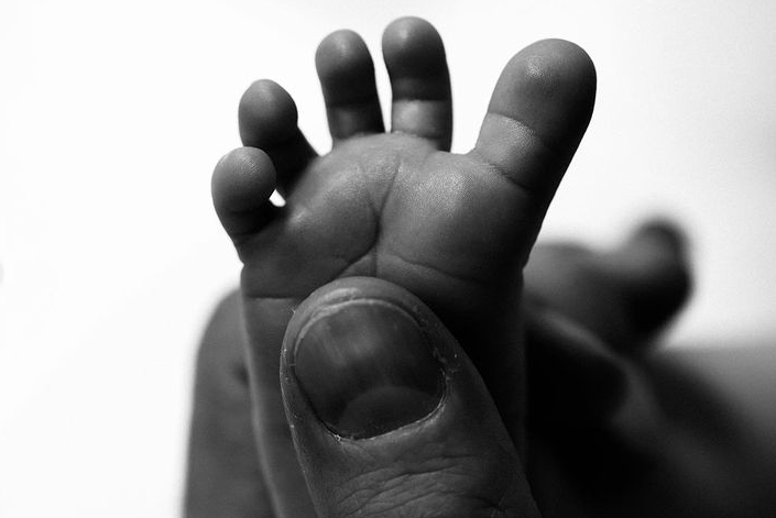 Андрій Джеджула знову став татом: ніжні фото малятка з пологового будинку