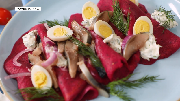 Рецепт розовых блинчиков с селедкой, которые точно удивят ваших гостей на Масленицу