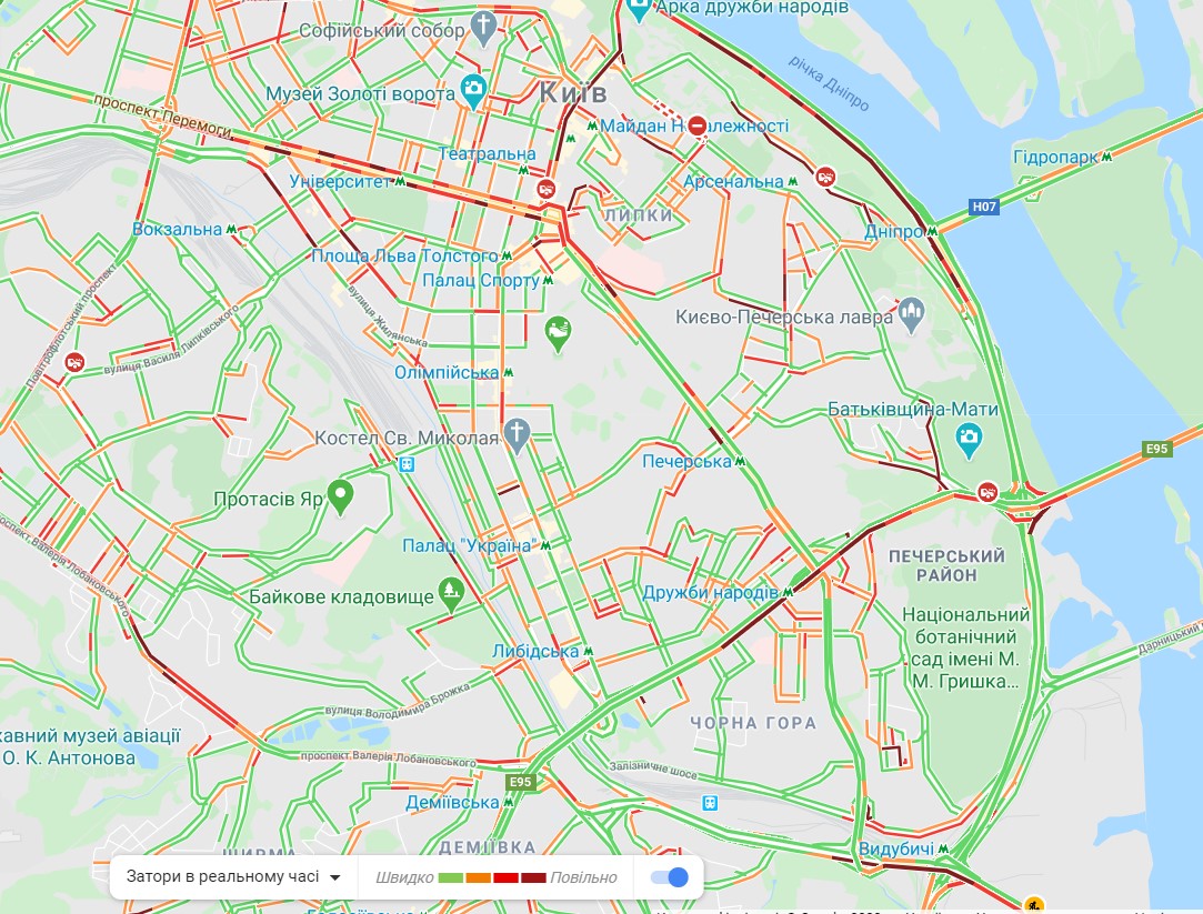 Из-за непогоды в Киеве затопило центральные улицы: образовались пробки